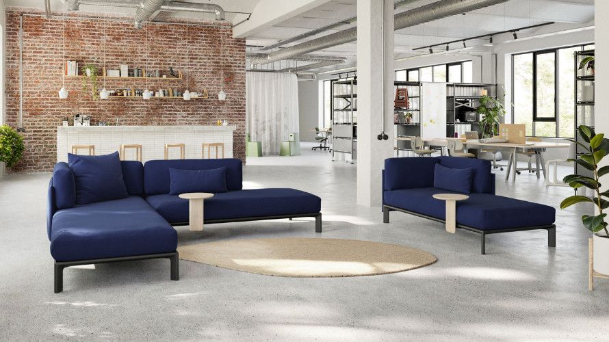 blaues Vitra Anagram Sofa steht in einem modernen Büro